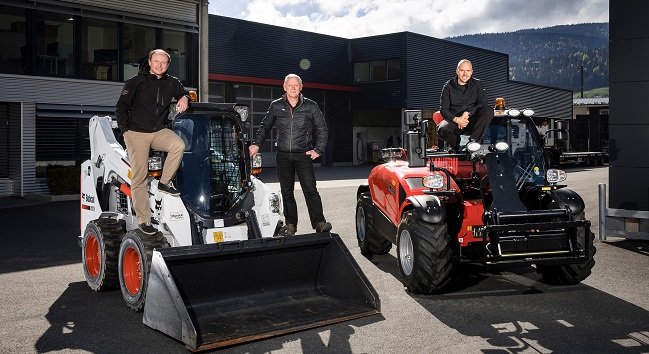 La famille Frei posent sur des machines de l'entreprise. 